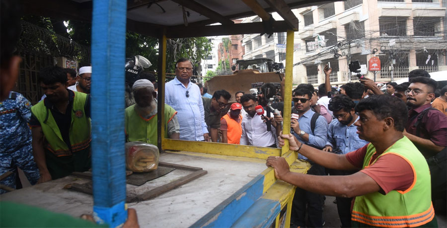 ফুটপাত অবৈধ দখলকারী ব্যবসায়ীদের বিরুদ্ধে কঠোর অবস্থানে ডিএসসিসির প্রশাসক
