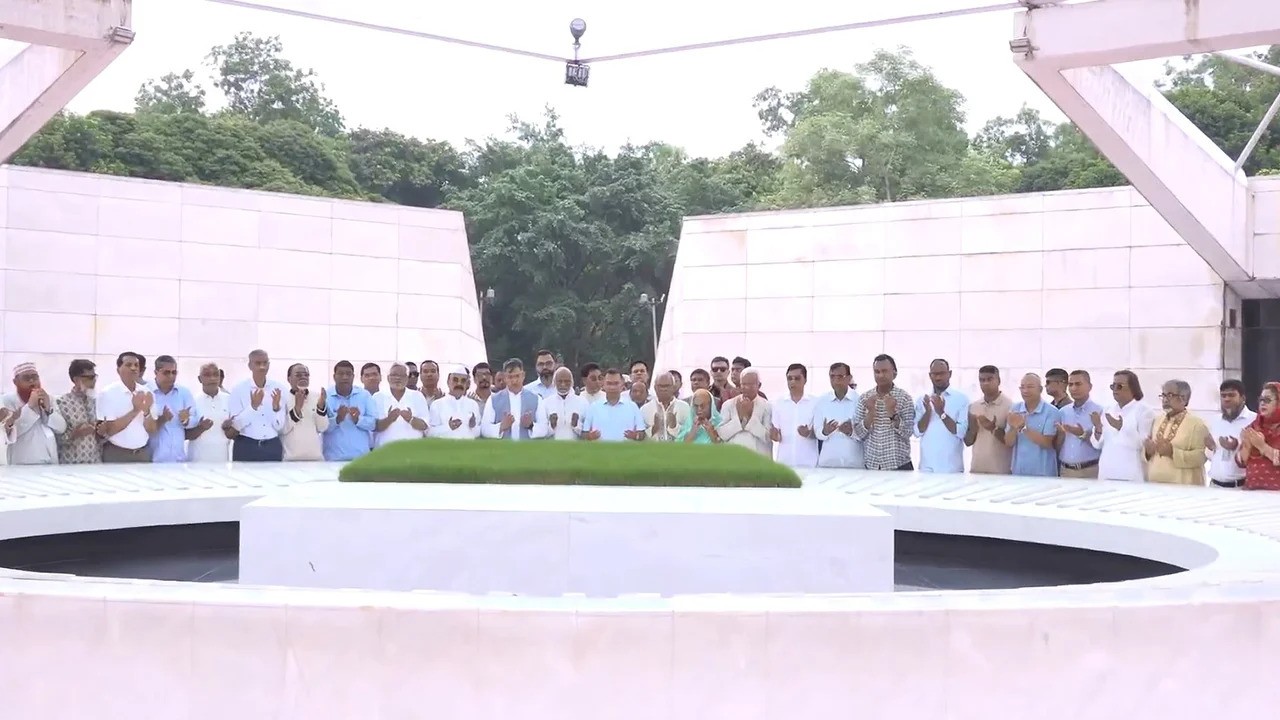 শহীদ জিয়া ও খালেদা জিয়ার সমাধিতে শ্রদ্ধা নিবেদন তারেক রহমানের 