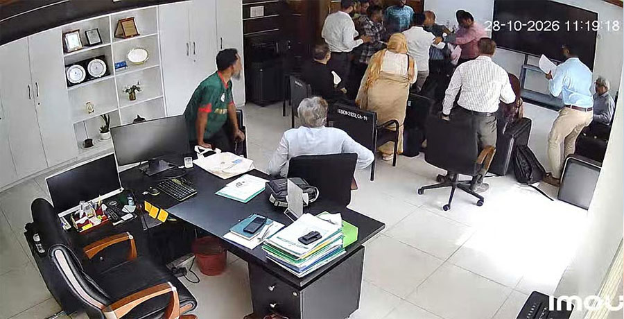 আইইডিসিআর পরিচালককে নিজ কক্ষে ঢুকে মারধর, অভিযোগ ড্যাবের বিরুদ্ধে