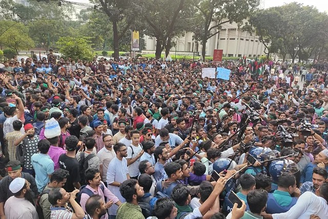 সচিব শিক্ষার্থীদের সঙ্গে দেখা না করায় সচিবালয়ের মূল ফটকের সামনে রাস্তার এক পাশে অবস্থান নিয়ে বিক্ষোভ শুরু করেন শিক্ষার্থীরা