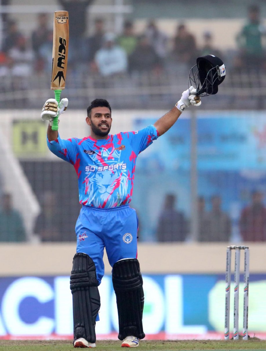 এবারের বিপিএলের প্রথম সেঞ্চুরি উসমান খানের