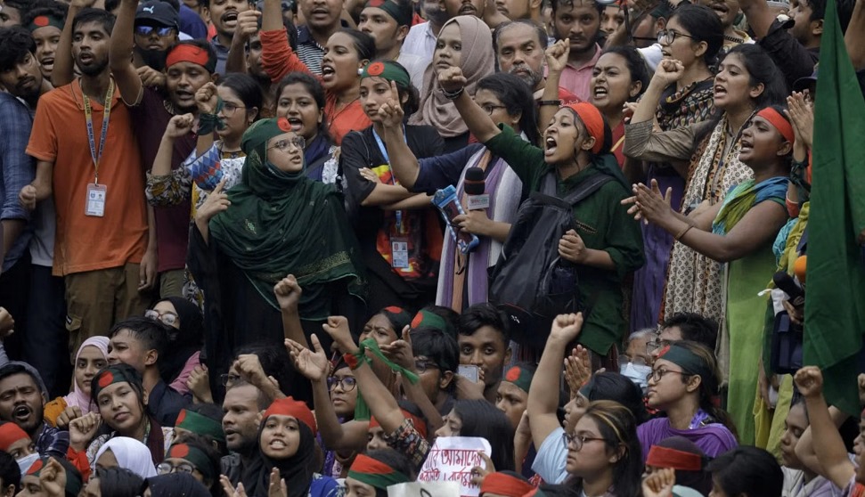 গত বছরের জুলাই আন্দোলনে হত্যাকাণ্ডের প্রতিবাদ করছেন শিক্ষার্থী। ছবি: হিউম্যান রাইটস ওয়াচের ওয়েবসাইট থেকে নেয়া